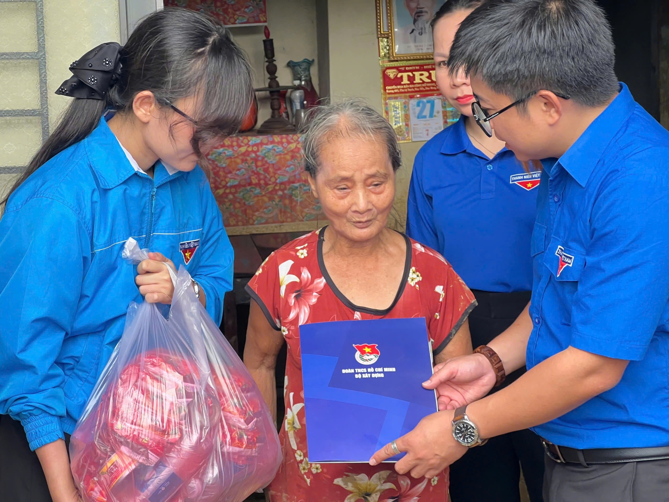 超过1500名岘港青年与居民共同应对洪水后的后果